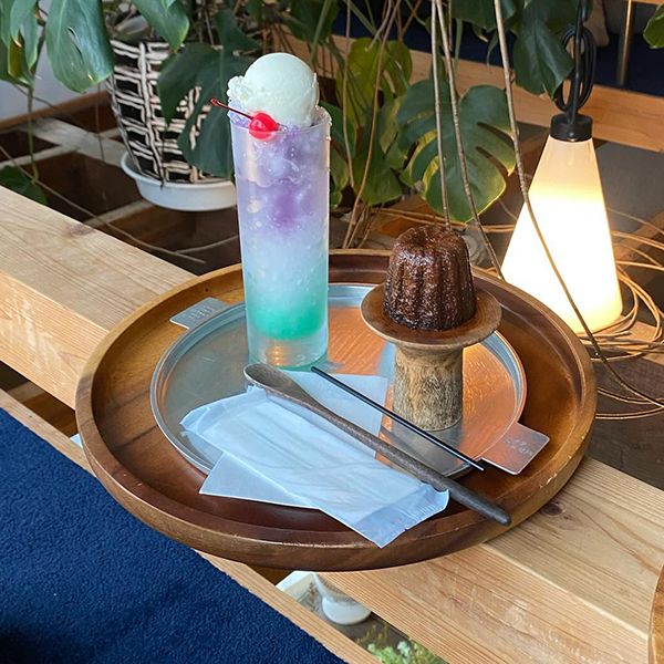 福岡で訪れたい喫茶No.1！お客さんのイメージカラーで作る“クリームソーダ”が話題の「花屋マウンテン」へGO
