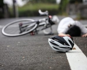 女子高生に当て逃げした「60代男性ドライバー」が逆ギレ。警察が来ると急にオロオロしはじめ…一発で免許取消しも、最新の厳罰事情