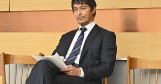 警察の組織的隠蔽に踏み込もうとした玉置玲央“梶原”の行動が大問題となる中、阿部寛“進藤”は一日警察署長に＜キャスター＞
