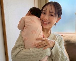 3人の我が子に囲まれる鈴木あきえ（39歳）。「精神的に追い込まれていた」時期を経て、育児と芸能活動を両立させるまで