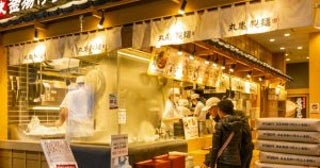 「丸亀製麺」最高益から一転減益…「はなまるうどん」と明暗が分かれたワケ。猛追する「資さんうどん」
