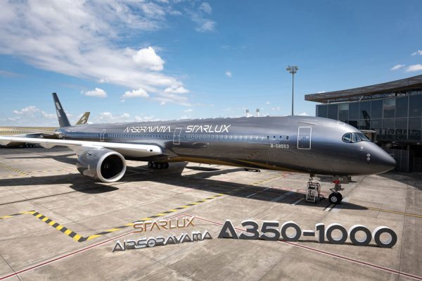 スターラックス航空、空山基氏とコラボの特別塗装機「STARLUX AIRSORAYAMA シルバー」を受領