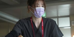 患者の受け入れを断る佐野晶哉“保”に、松本若菜“朱羅”は「手伝わないんだったらここから出て行って！」＜Dr.アシュラ＞