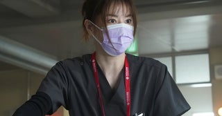 患者の受け入れを断る佐野晶哉“保”に、松本若菜“朱羅”は「手伝わないんだったらここから出て行って！」＜Dr.アシュラ＞