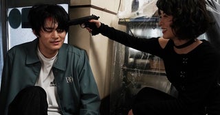 鈴鹿央士、森七菜に初対面で頭に銃を突きつけられる！「藁にもすがる獣たち」撮影エピソードとメイキング写真を披露