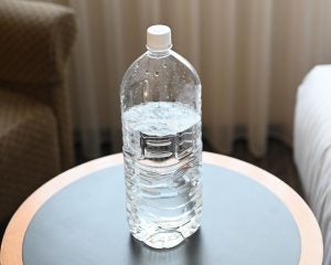 「冷房の部屋なら大丈夫」は大間違い。医師が警告する“食品の常温放置”の罠、飲みかけペットボトルも危険