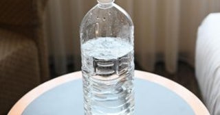 「冷房の部屋なら大丈夫」は大間違い。医師が警告する“食品の常温放置”の罠、飲みかけペットボトルも危険