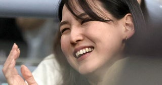 大谷翔平妻・真美子さんの意外な“陽キャ”素顔！写真は変顔、カラオケではタンバリンの盛り上げ役