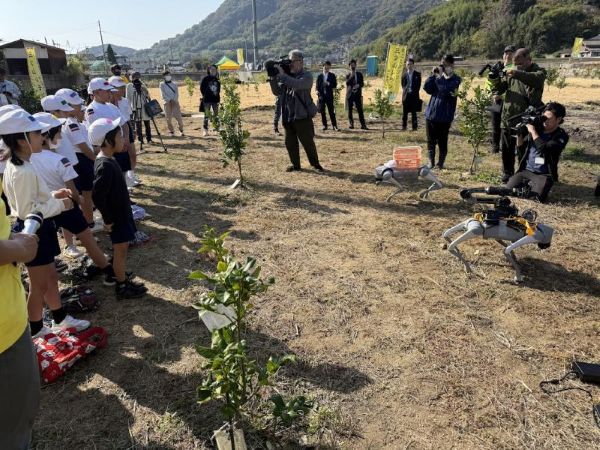 四足歩行ロボットがレモン畑を駆ける岡山大学発ベンチャーが寄島町で収穫実験を実施
