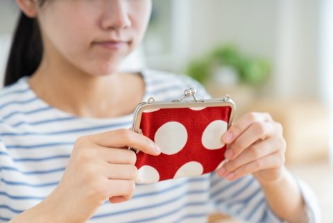 年金暮らしの母に私は毎月3万円ほど仕送りしています。一方、弟は実家に帰るたびに母からお小遣いをもらっていることを知りました。姉弟で負担が違うのは不公平です。私は仕送りをやめていいですよね。