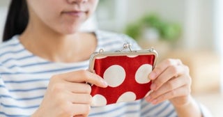年金暮らしの母に私は毎月3万円ほど仕送りしています。一方、弟は実家に帰るたびに母からお小遣いをもらっていることを知りました。姉弟で負担が違うのは不公平です。私は仕送りをやめていいですよね。