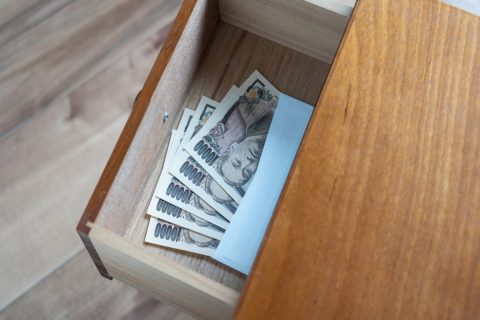 母の遺品整理で、生活費を切り詰めて貯めていた「500万円」のタンス預金を見つけました。相続税の申告期限は過ぎていますが、現金であればこのまま受け取っても問題ないですか？