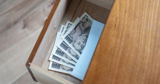 母の遺品整理で、生活費を切り詰めて貯めていた「500万円」のタンス預金を見つけました。相続税の申告期限は過ぎていますが、現金であればこのまま受け取っても問題ないですか？