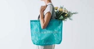 DEAN & DELUCA夏の定番「メッシュトートバッグ」に限定色ターコイズ登場