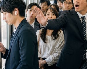 「すみませーん！」満員電車で“ドアの前から絶対に動かない男性”が一瞬で動いた…車内がスカッとした「たった一言」