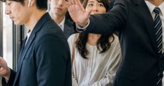 「すみませーん！」満員電車で“ドアの前から絶対に動かない男性”が一瞬で動いた…車内がスカッとした「たった一言」