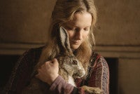 ウサギの様子がおかしい『スターヴ・エイカー 召喚』日本版予告＆場面写真解禁