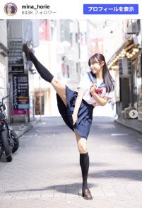 “日本一強い女子アナ”堀江聖夏、ミニスカセーラー服でハイキック！33歳誕生日を報告