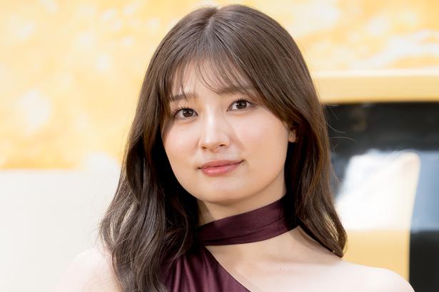 夜の屋外で見せた“ウィンク”にきゅん…吉川愛、軽やかなピース姿に「かわい過ぎ」「めっちゃかわいい！」