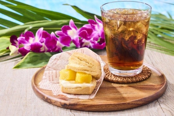 【フレッシュネスバーガー】アロハな夏のご褒美カフェタイム！作りたてスコーンサンドに「パイン×クリームチーズ」が期間限定で登場