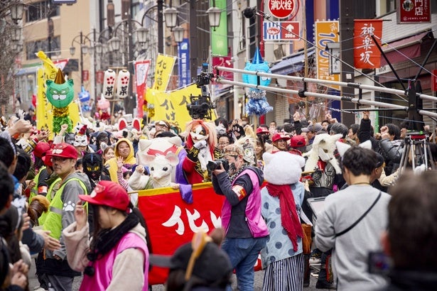 『レンタル・ファミリー』大規模ロケに潜入！日曜日の東京・神楽坂でどうやってハリウッド映画を撮影した？