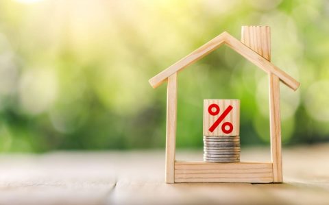 【31年ぶり】政策金利が“0.25ポイント”上がって「1％」に!? 住宅ローン「3000万円・35年」で借りると、返済額は“150万円”も増える!? 政策金利上昇で個人のメリットはあるのでしょうか？