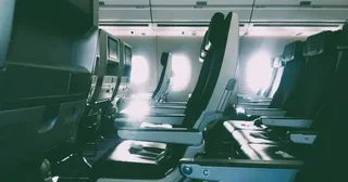 「両親共働きだから、一人で飛行機に乗った幼い私。隣の席の女性客が心配そうにこちらを見て...」（愛知県・30代女性）