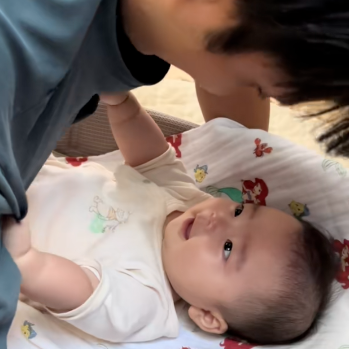 パパの胸ぐらを掴んで離そうとしないベビちゃんが尊い♡「メロメロにならない方が難しい」