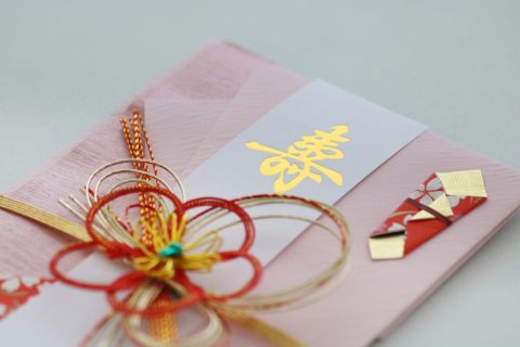 妹から突然「結婚式のご祝儀は5万円ね」と指定されました。相場3万円ですが、家族ですし高い金額を払うべきでしょうか？