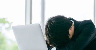 「育児を言い訳にできない」追い詰められた新米パパを見かねた職場の同僚たちは……？