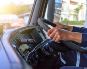 軽自動車を“あおり運転”した黒いセダンをトラックが一蹴。運転手が顔を背けて去っていくまで――週末ベスト