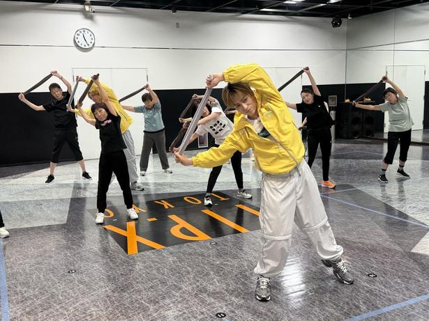 TETSUYAが採用した“応援団”風のシニア考案振りつけで大盛り上がり脳トレにもなるアイソレーションも紹介＜DANCE TRAIN＞