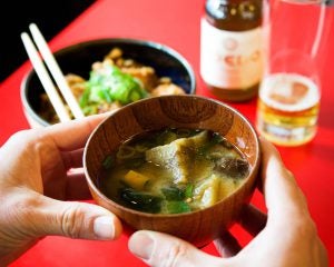 「味噌汁にもカツ丼にも入れるんです」パリで人気の居酒屋店主が明かす、フランス人の“トンデモない日本食の食べ方”