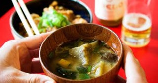 「味噌汁にもカツ丼にも入れるんです」パリで人気の居酒屋店主が明かす、フランス人の“トンデモない日本食の食べ方”