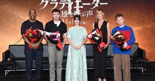 映画『グラディエーターⅡ』ポール・メスカルらキャスト4人が来日橋本愛による花束贈呈も