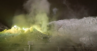 北海道弟子屈町の硫黄山の幻想的な夜景を楽しめる「硫黄山MOKMOKベース」が12月25日までライトアップ