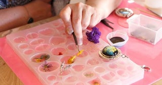 高校生の娘がフリマアプリで手作りのアクリルスタンドを売っていて、月に「1万円」ほどの売り上げがあります。子どもの売上金に税金はかかりますか？
