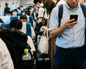 帰省時の新幹線や高速道路の大渋滞で「体調を崩してしまう人」がやりがちなこと。“動画視聴”と“水分控え”に要注意