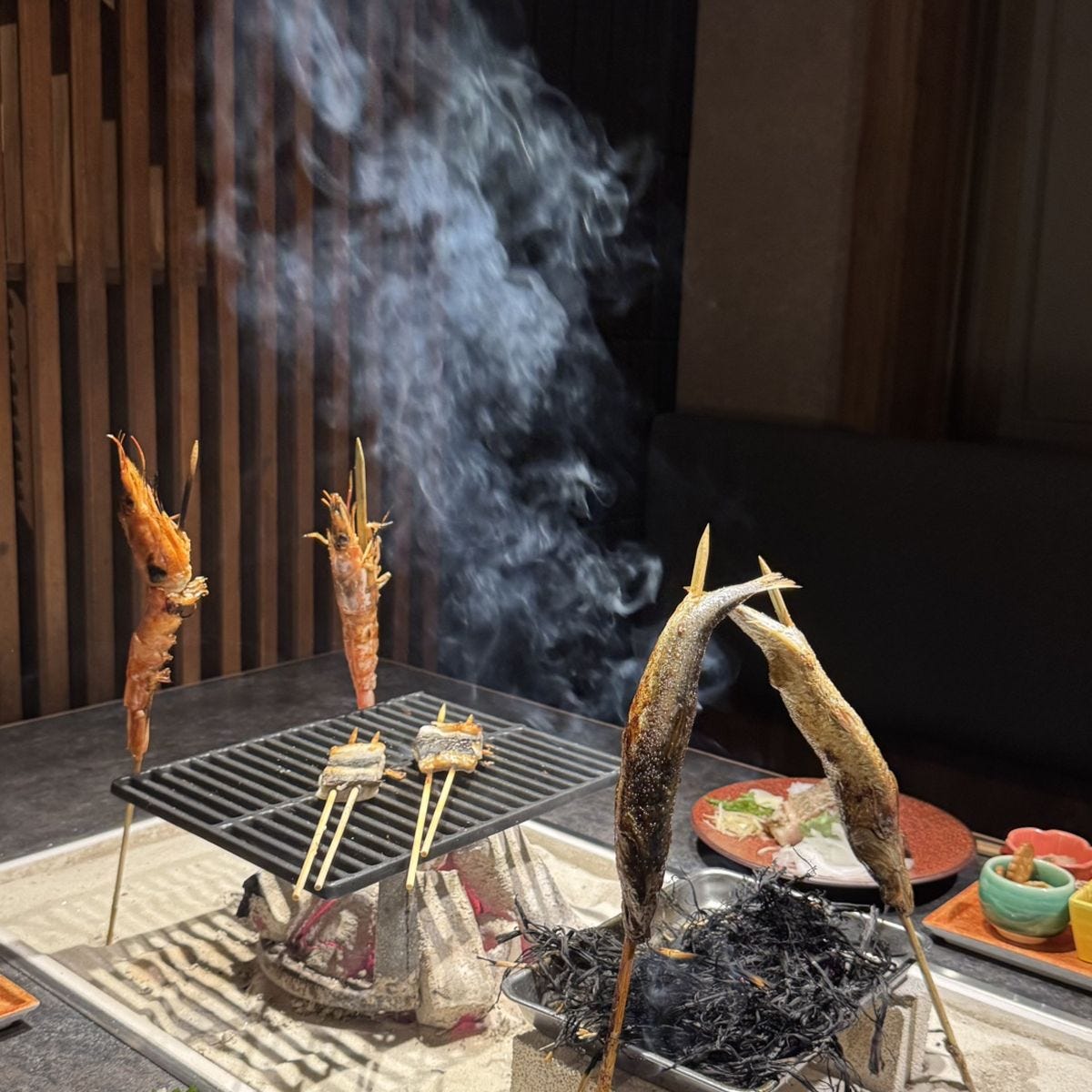 今年8月オープン！全席囲炉裏の「炉端会席 KAKU 品川」でディナーを体験。鰹の藁焼きや国産とらふぐを炭火焼きで