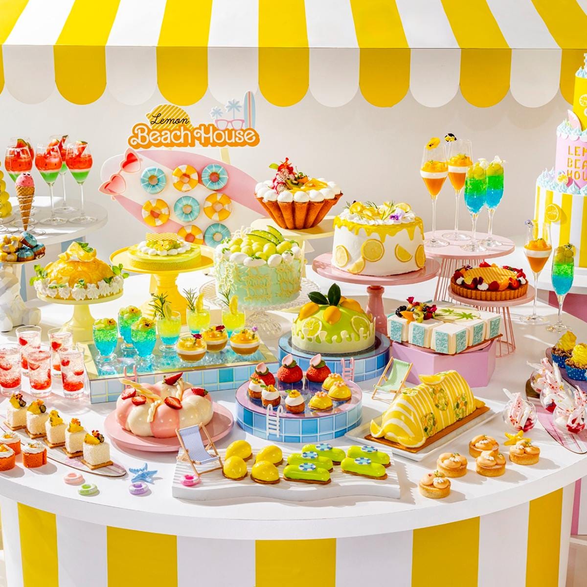 ヒルトン東京・夏のデザートビュッフェはビーチハウスがテーマ。レモンやメロン、マンゴーなどのかわいいスイーツが勢揃い
