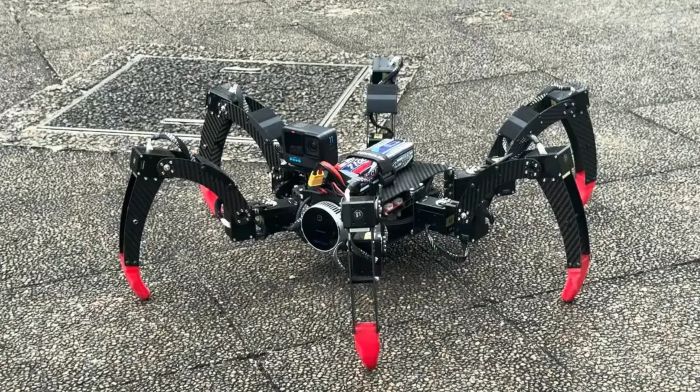 がれきを走破し「触って判断する」アトラックラボが「六脚スパイダーロボット」を開発