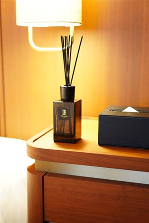 旅の記憶を香りで持ち帰る。博多のホテルの香りを再現したディフューザー「THE BASICS」