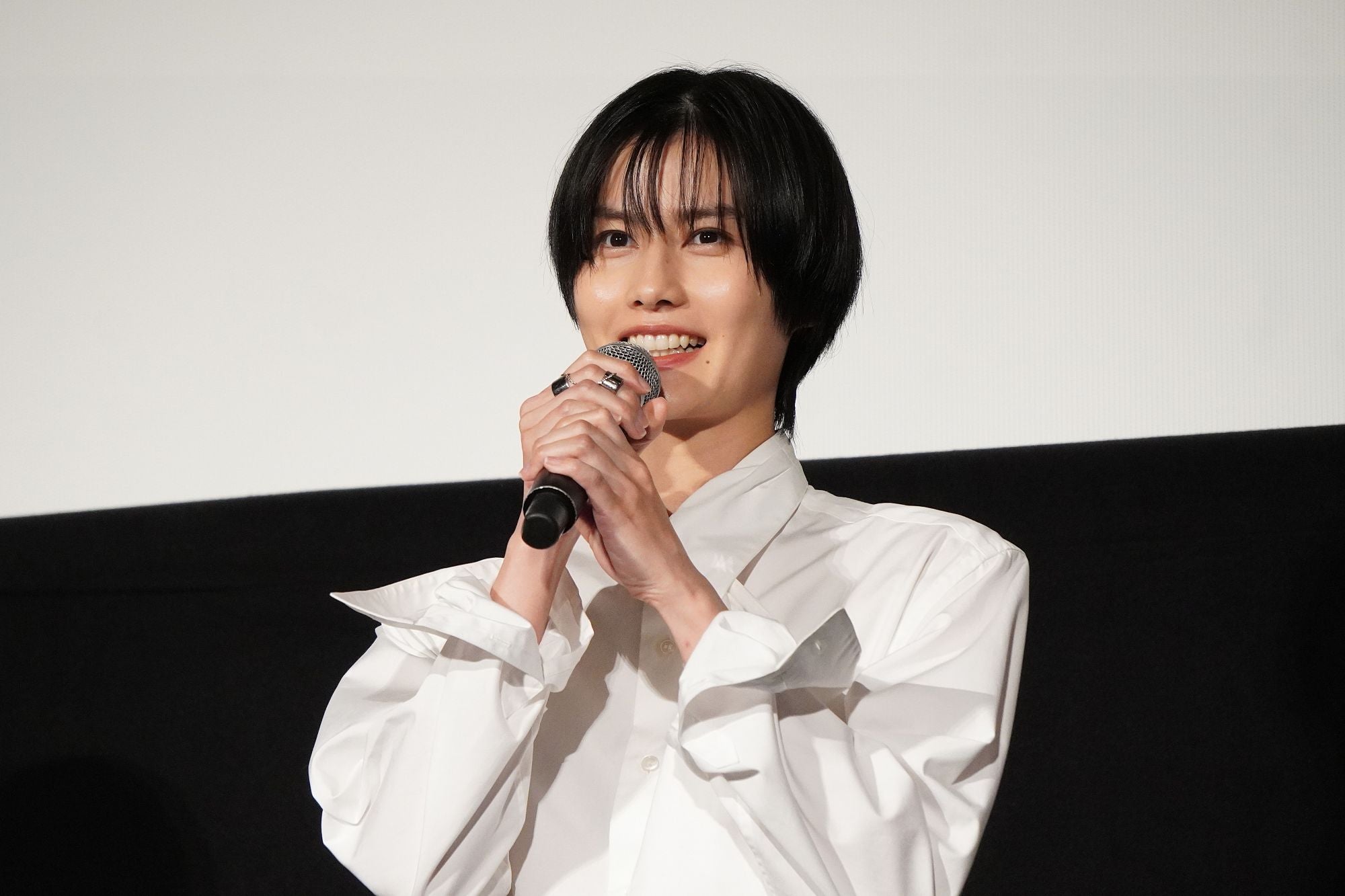 橋本愛、主演ホラーのポスターにまつわる“怪奇現象”報告【「祝山」公開記念舞台挨拶】