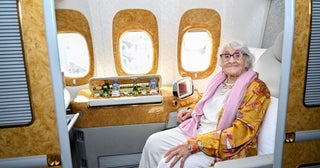 エミレーツ航空、101歳の旅行家を輸送ファーストクラスにアップグレード