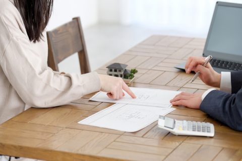 実家を相続したい弟が私に「100万円払えばいい？」というけれど…それって本当に公平？遺産分割協議はどう進めていくべきか解説