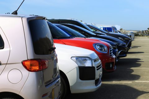 旅先で“1日500円の格安駐車場”に停めさせてもらえてラッキー、と思ったら「売店で何か買うよう求められた」!? 「駐車場トラブル」を未然に防ぐ対策とは