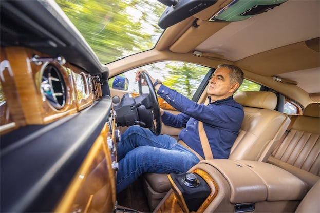 「Mr. ビーン」ことローワン・アトキンソンが愛車ロールス・ロイス ファントムを語る｜『Octane』UKスタッフの愛車日記