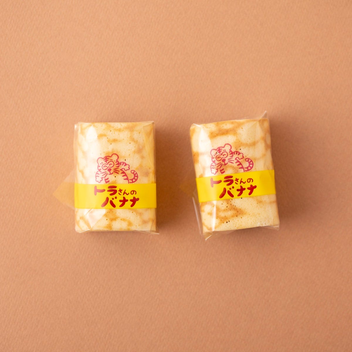 餡とバナナをトラ模様の生地でくるんと包んだおやつ／大角玉屋の「トラさんのバナナ」