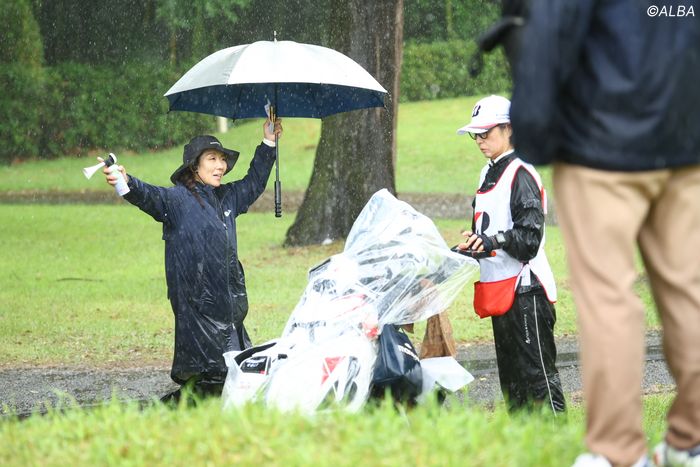 遅延→中断からのドタバタ中止は「予測不能な天候」が原因大雨のなかのプレーはすべて“幻”に