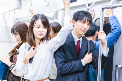 新卒が「週5の満員電車がツラい」と約2週間で退職！ 混雑率は「東京圏139％」「大阪圏116％」…経済損失は“年間3000億円”以上でも、会社員なら我慢すべき!? 混雑率の定義も確認